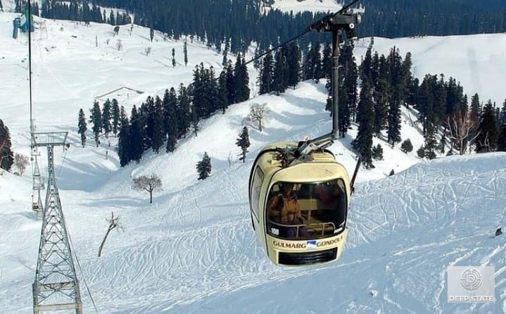 GULMARG GONDOLA STALLS MID-AIR; NEARLY 300 TOURISTS SAFELY RESCUED
SRINAGAR, JAMMU & KASHMIR | DNN Correspondent